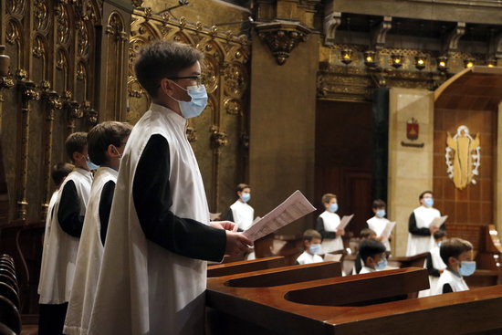 Choir boys sing in the Montserrat basilica on September 4, 2020 (by Gemma Aleman)