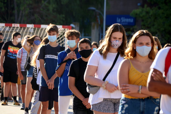 Students in Tarragona queue up wearing face masks, September 14, 2020 (by Roger Segura)