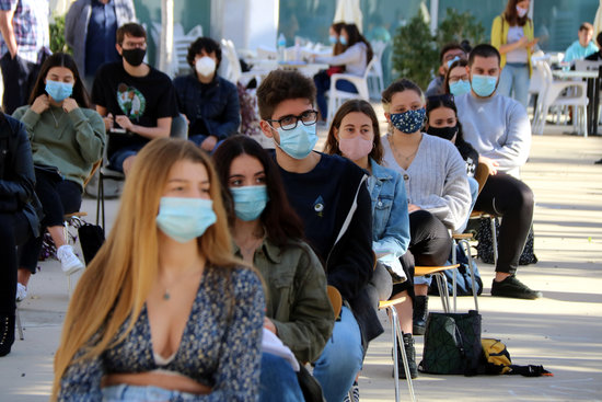 Several UPF university students with face masks on September 28, 2020 (by Roger Segura)