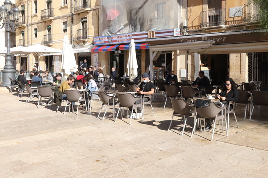 Customers fill bar terraces in Tarragona in October 2020 (by Eloi Tost)