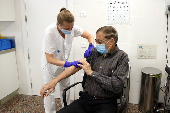 A man receives a flu vaccine on October 15, 2020 (photo by Gemma Tubert)