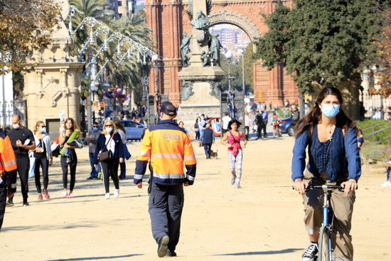 People walking in Ciutadella park Barcelona, during the second wave of the pandemic, October 31, 2020 (by Laura Fíguls)