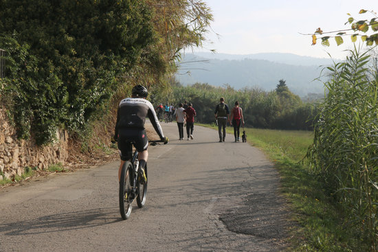 Trekkers and riders in a path leading to Sant Miquel castle, near Girona, on November 1, 2020 (by Gerard Vilà)