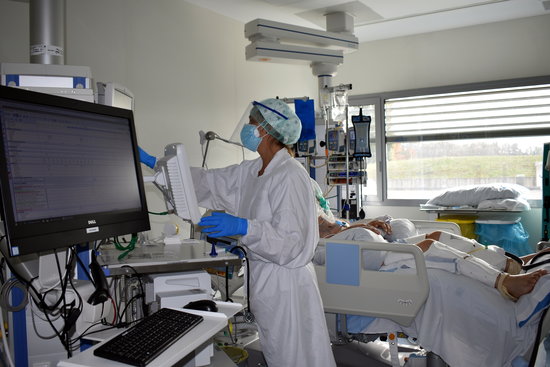 An ICU bed in a Girona hospital (image courtesy of Santa Caterina Hospital)