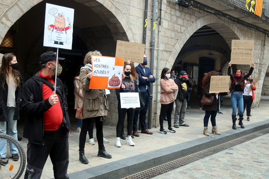 Freelancers protest outside Girona City Council, November 16, 2020 (by Xavier Pi)