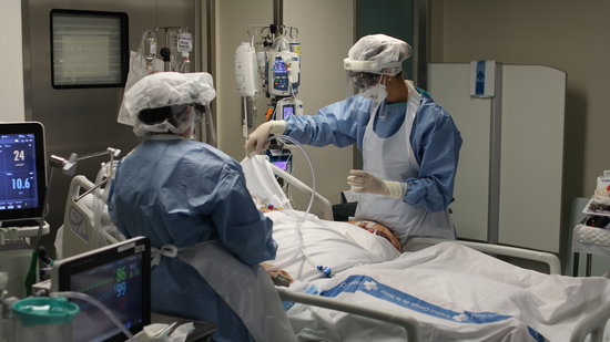 Two nurses attend to a Covid-19 patient admitted to intensive care in Hospital de Tortosa Verge de la Cinta, November 19, 2020 (Image courtesy of hospital)