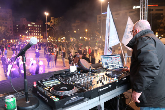 Platform 'We Are Nightlife' organises an improvised disco protest in Plaça Catalunya (by Albert Segura Lorrio)