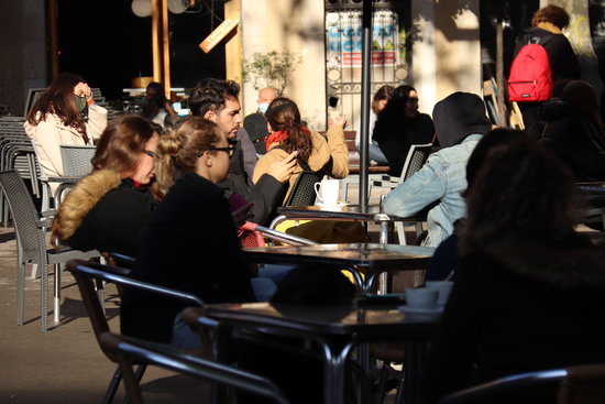 Customers at a cafe terrace in Plaça de la Vila de Gràcia in Barcelona, November 23, 2020 (by Aina Martí)