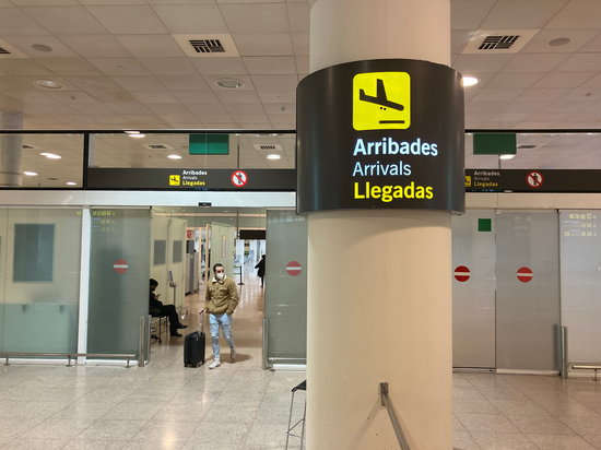 A passenger crossing the security checkpoint after landing in Barcelona (by Cillian Shields)