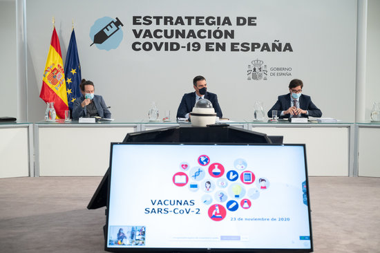 A Spanish government meeting on the vaccination strategy on November 23, 2020 (by Pool Moncloa / Borja Puig de la Bellacasa)