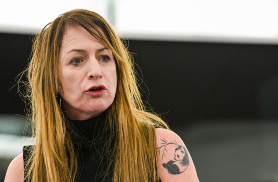 The Irish MEP Clare Daly in the European Parliament on November 24, 2020 (by European Parliament)