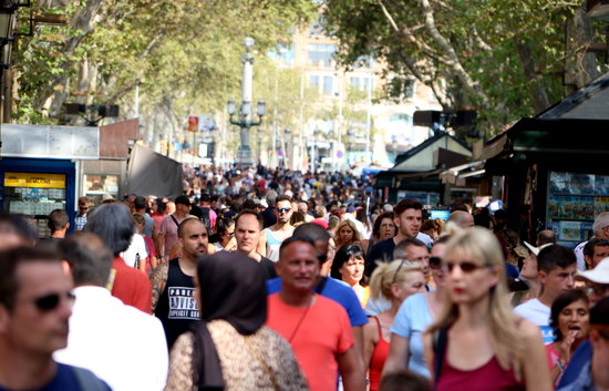 Barcelona's La Rambla full of people on a summer's day in 2018 (by Pau Cortina) 