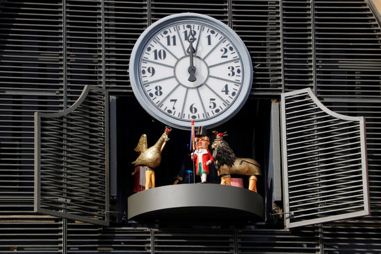 The carillon clock at Tarragona's central market strikes 12 o'clock, November 21, 2018 (Sílvia Jardí)