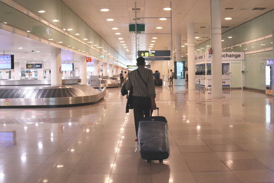 A passenger in the T1 arrivals area at Barcelon airport, June 19, 2020 (by Aina Martí) 