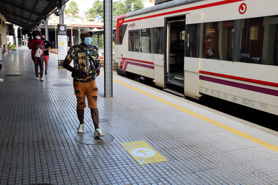 Commuters walk on the platform at Martorell train station (by Jordi Bataller) 