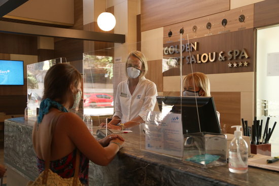 A tourist at the Golden Hotel in Port Salou on September 13, 2020 (by Mar Rovira)