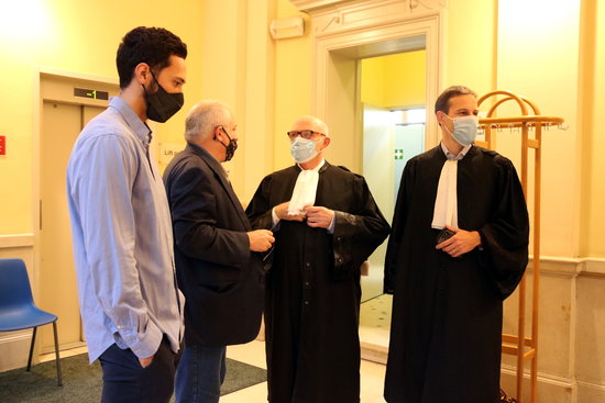 Rapper Valtònyc with his lawyers and former councillor Lluís Puig before entering hearing on September 15, 2020 (by Nazaret Romero)