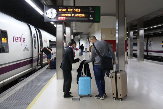 A passenger prepares to board a trian in Barcelona Sants station (by Aina Martí)