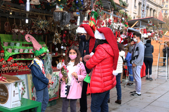 Visitors browse stalls at the 2020 Santa Llúcia Christmas market (by Carola López)