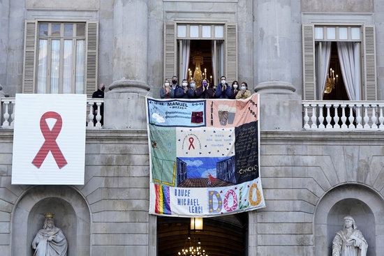A banner in memory of victims of HIV and AIDS is hung over the Barcelona city countil building (image from Barcelona city council)