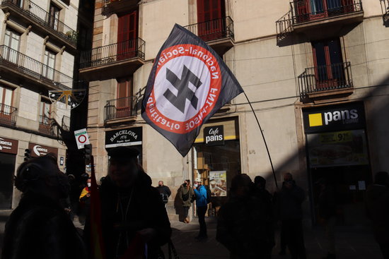A flag of a neo-Nazi party in Barcelona's plaça Sant Jaume, outside the Catalan government HQ, during a Vox event, on December 6, 2020 (by Aina Martí)