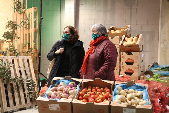 Barcelona mayor Ada Colau with a vendor at Biomarket, the country's first organic food wholesalers (by Mariona Puig)