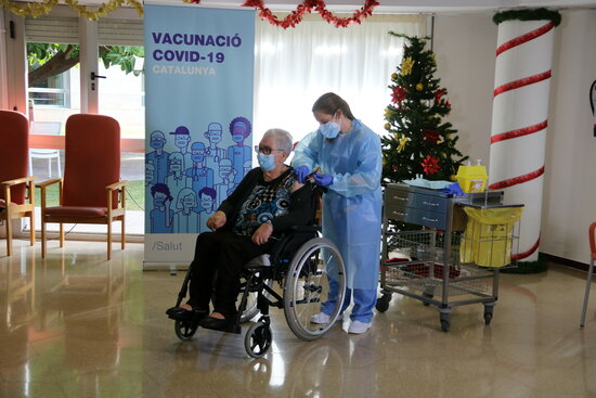 89-year-old Josefa Pérez receiving the first Covid-19 vaccine in Catalonia on December 27, 2020 (by Àlex Recolons)