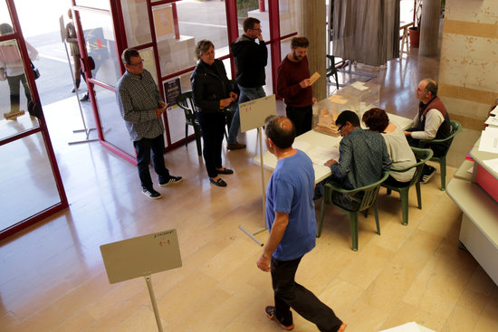Voters casting their ballots in the town hall of Alcanar, on April 28, 2019 (by Jordi Marsal)