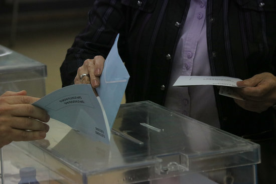 A voter casting their ballot in a 2019 election (by Gerard Vilà)