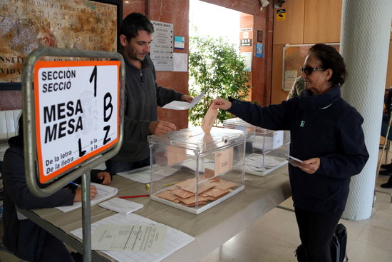 A voter in Tarragona places their ballot into a box during the November 2019 Spanish general election (by Mar Rovira)