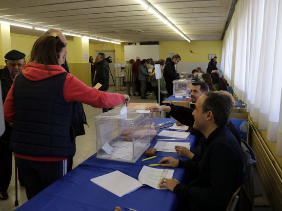 A voter casting her ballot for the Spanish election in Lleida on November 10, 2019 (by Anna Berga) 