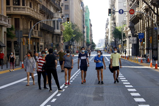 People walking along Via Laietana in Barcelona, closed to traffic, May 23, 2020 (by Guillem Roset)