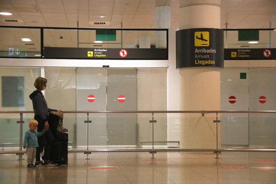 A passenger waiting in the Barcelona's arrival zone on June 21, 2020 (by Albert Cadanet)