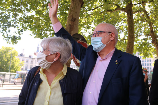 Former Catalan minister Lluís Puig (right) arrives in Belgium's Palace of Justice last June (by Natàlia Segura)