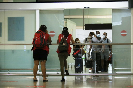 Travelers arriving at Barcelona-El Prat airport, July 5, 2020 (Gerard Artigas) 