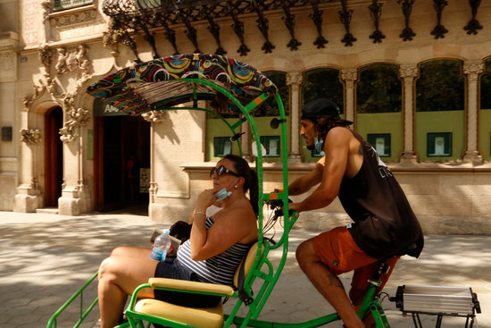 Tourist on a cycle rickshaw in Barcleona (by Carola López)