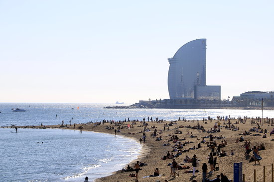 Image of a busy Barceloneta beach in October 2020 (by Laura Fíguls)