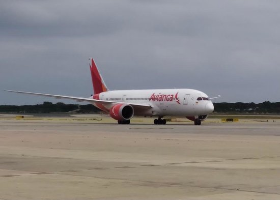 An Avianca plane lands at Barcelona El Prat airport on November 6, 2020 (Aena) 