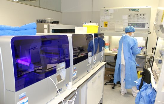 A lab in Tarragona's Hospital Joan XXIII analyzes Covid-19 PCR tests (image from Hospital Joan XXIII)