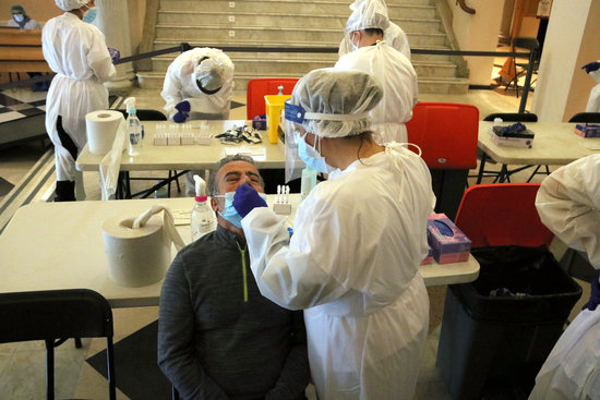 A person is tested for the Covid-19 coronavirus in Figueres, northern Catalonia (by Gemma Tubert)