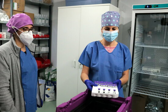 Some Covid-19 doses being prepared in Lleida, on December 30, 2020 (by Salvador Miret)