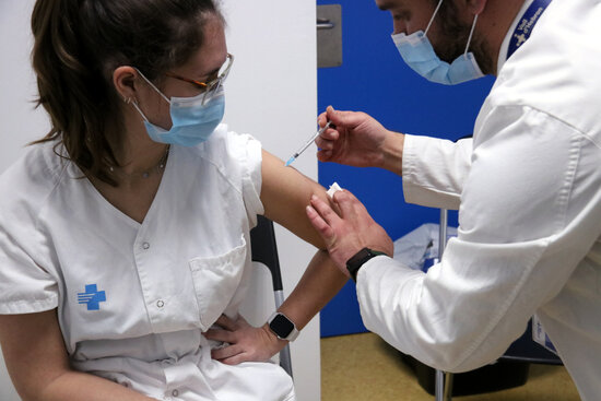 Image of a vaccine being administered in Vall d'Hebron hospital on January 6, 2021 (by Bernat Vilaró)