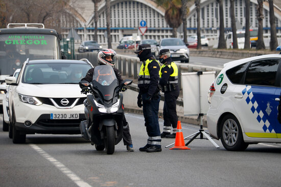 The Barcelona Guàrdia Urbana talk to a motorist at a municipal lockdown check on January 7, 2021 (by Blanca Blay)