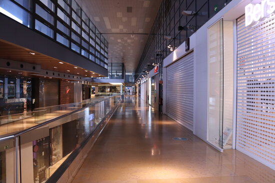 The L'Illa Diagonal shopping center, empty on January 7, 2021, when new Covid-19 restrictions came into force (by Aina Martí)