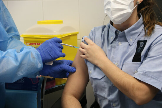 A prison worker receives a Covid-19 vaccine, January 8, 2021 (Gemma Sánchez)