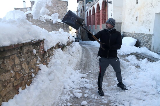 A resident of Tivissa, southern Catalonia, shovels snow from a road (by Eloi Tost)