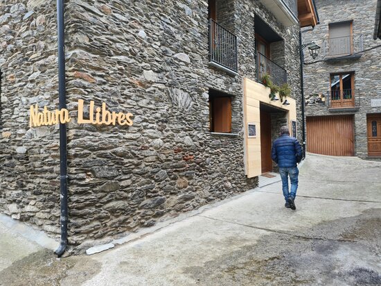 The façade of NaturaLlibres bookshop in Alins, in the Catalan Pyrenees, on January 25, 2021 (by Marta Lluvich)