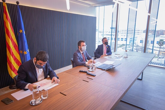 (Left to right) Social affairs minister Chakir El Homrani, interim president Pere Aragonès, and enterprise minister Ramon Tremosa at a meeting on January 25, 2021 (Courtesy of the Catalan Government)