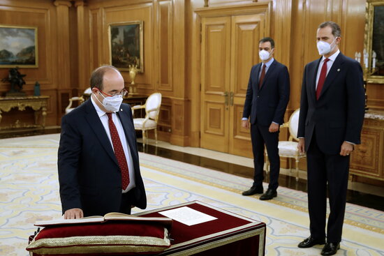 Catalan Socialist leader Miquel Iceta takes the oath as Spanish minister before king Felipe VI and president Pedro Sánchez (by Moncloa)