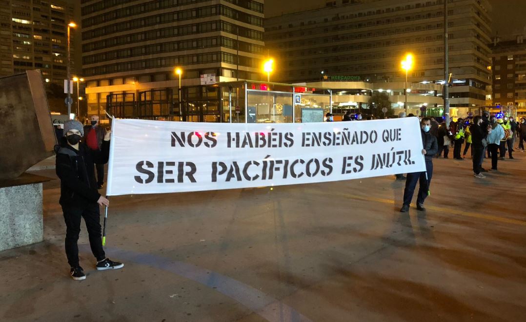 ‘You have taught us that being peaceful is useless’, a banner held by protesters in Barcelona reads (by Alan Ruiz Terol)